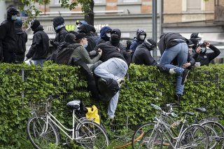 Un homme s'est blessé à la main en escaladant une haie grillagée. Un autre a été grièvement blessé au visage pour une raison encore non élucidées.